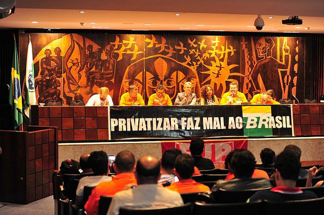 PR: Petroleiros realizam ato em defesa da Petrobras na Assembleia Legislativa