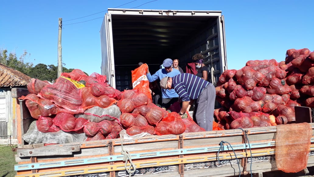 MAM doa mais 6 toneladas de alimentos para periferias de Porto Alegre