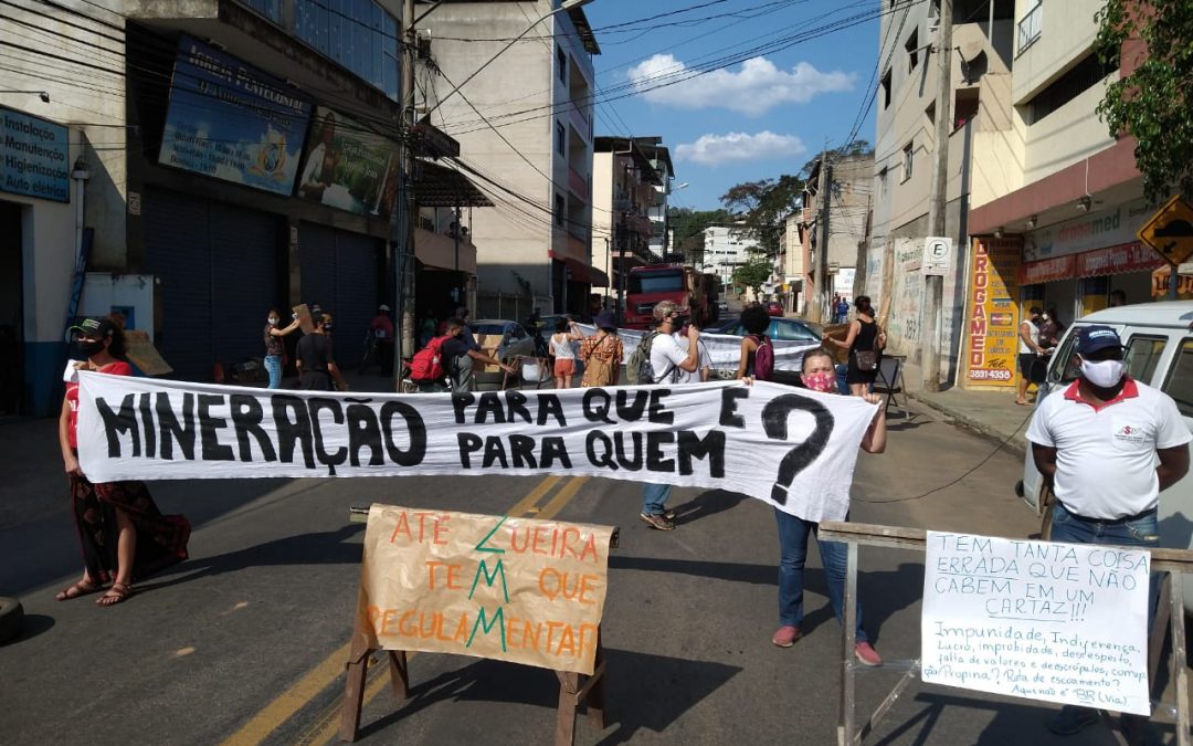 Moradores de Viçosa (MG) interditam via em protesto contra mineradora ZMM