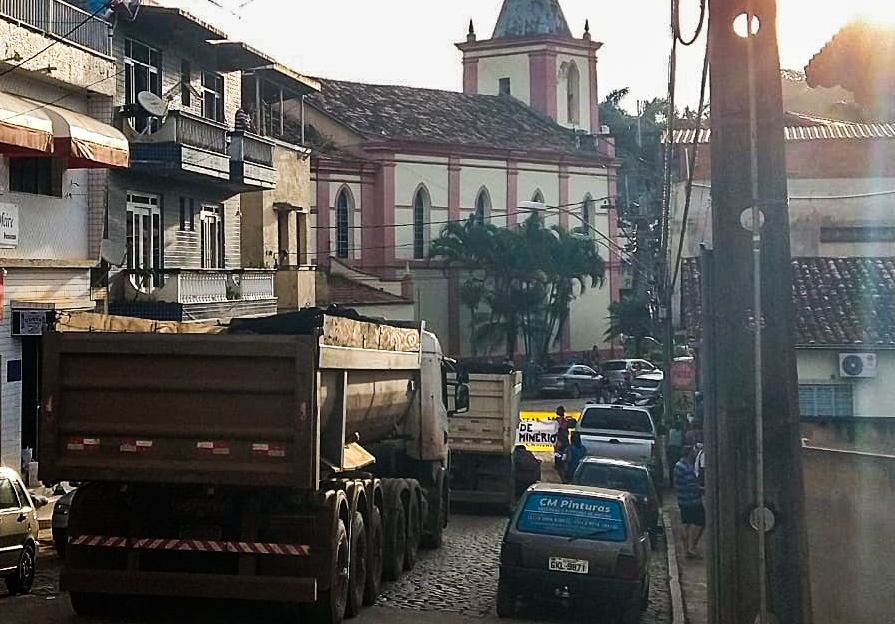 População de Teixeiras (MG) bloqueia carretas de minério e prefeito promete resolver situação