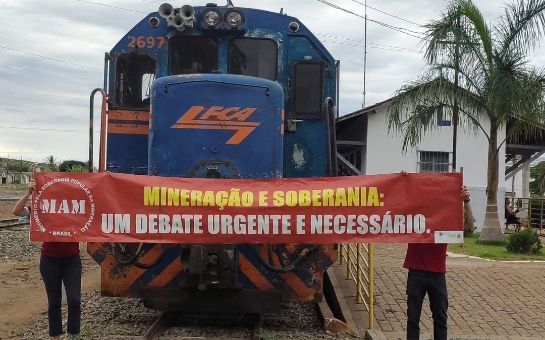 Famílias permanecem acampadas por condições dignas em área de exploração mineral em Licínio de Almeida, na Bahia