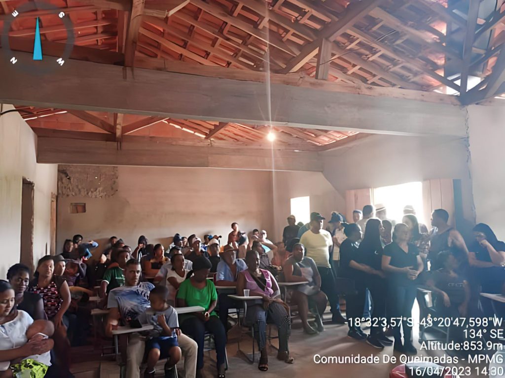 Moradores da Comunidade Quilombola de Queimadas, em reunião organizada pela associação